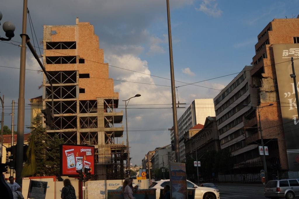 разрушенное здание достопримечательности Белграда