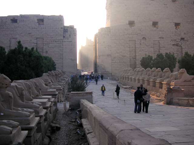 Аллея сфинксов в Карнаке - храм амона в карнаке фото