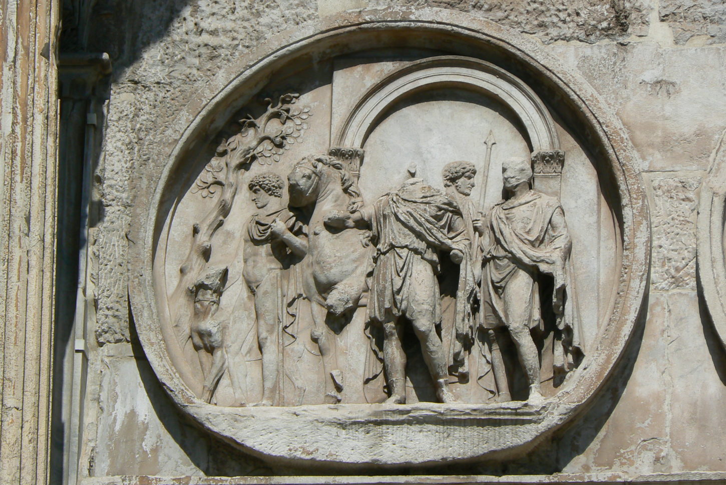 фотография медальона на арке Константина