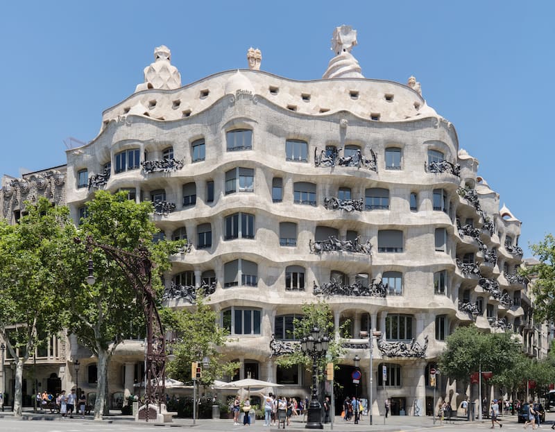 Дом Мила - Casa Milá - Архитектурные достопримечательности Барселоны