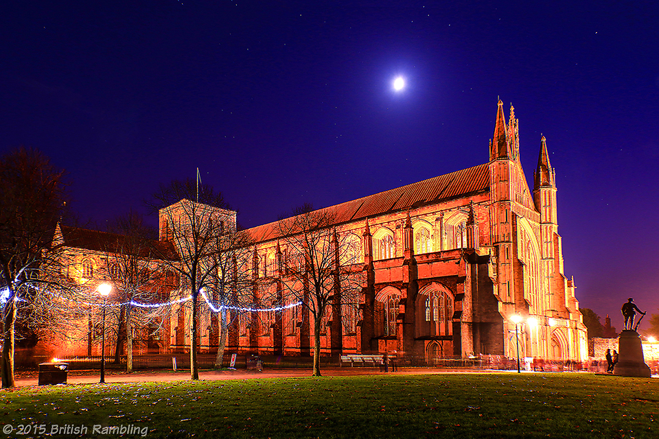 Уинчестерский собор ночью, Уинчестер, Англия. 
