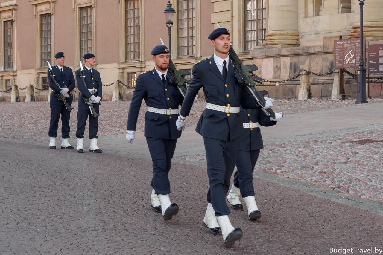 Смена караула у Королевского дворца