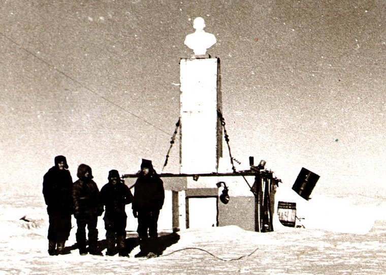 Старое фото советской станции на полюсе недоступности