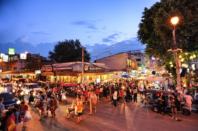 Ночной рынок (Sunday Walking Street) в Чианг Май