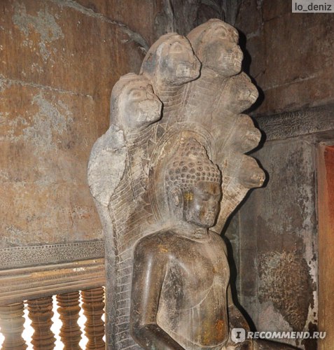 В галереях храма Ангкор Ват (Angkor Wat) Будда