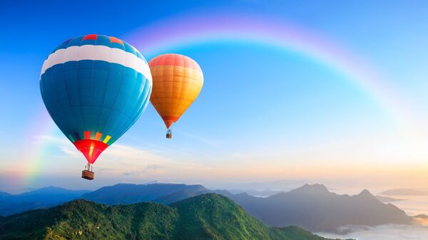 Воздушные шары, летящие над горой