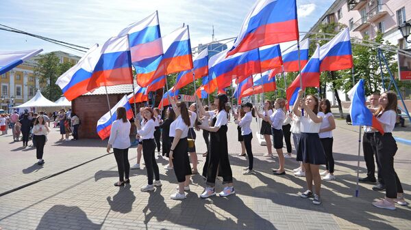 Девушки с флагами на праздновании Дня России в Челябинске Девушки с флагами на праздновании Дня России в Челябинске