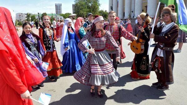 Молодые люди в национальных костюмах на праздновании Дня России в Челябинске Молодые люди в национальных костюмах на праздновании Дня России в Челябинске