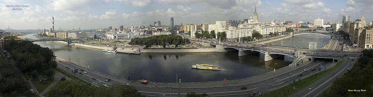 Вид на Москву-реку. Слева - Мост Богдана Хмельницкого, В центре — Площадь Европы и Киевский вокзал, на заднем плане — строящийся Московский международный деловой центр «Москва-Сити», справа — Бородинский мост и Смоленский метромост, на заднем плане — Дом Правительства Российской Федерации