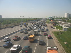 Вид на Москву-реку. Слева - Мост Богдана Хмельницкого, В центре — Площадь Европы и Киевский вокзал, на заднем плане — строящийся Московский международный деловой центр «Москва-Сити», справа — Бородинский мост и Смоленский метромост, на заднем плане — Дом Правительства Российской Федерации