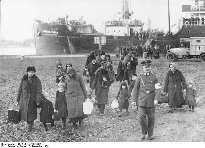 Поволжские немцы уезжают в Германию под опекой работников Красного Креста. 2 декабря 1929 года, Свинемюнде