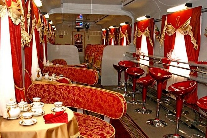 Вагон-ресторан в поезде «Лев Толстой»