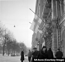Finnish flags lowered at half-mast in Helsinki on March 13, 1940, after the peace treaty became public.