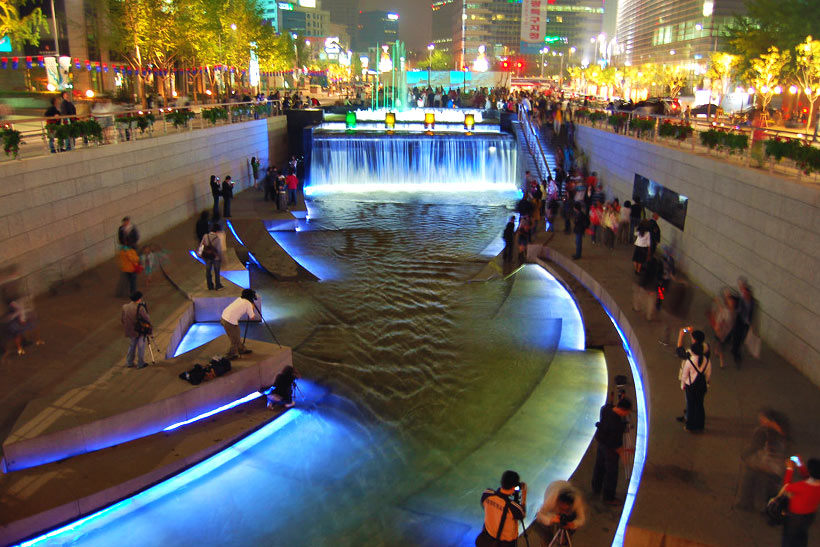 10 Amazing Things To Do In Seoul, South Korea: Cheonggyecheon © riNux