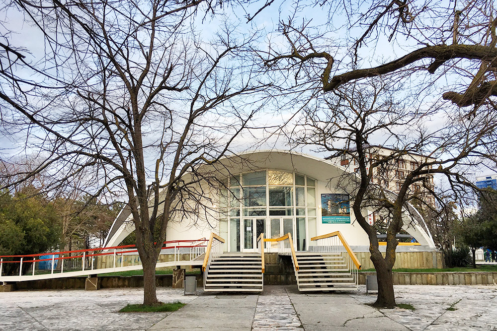 У бювета забавное полукруглое здание — творение советских архитекторов