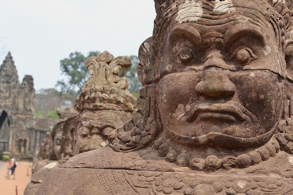 Вдоль дороги, ведущей к южным воротам Ангкор-Тхома, выстроились каменные стражники
