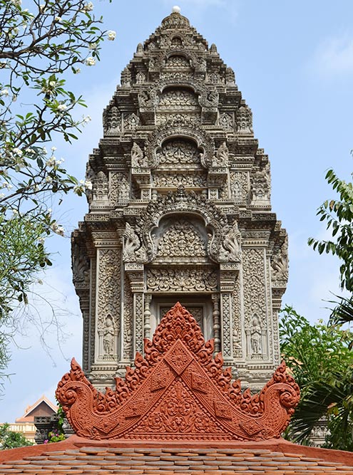 Wat Ounalom — официальный храм королевской семьи. Рядом с ним расположен национальный музей