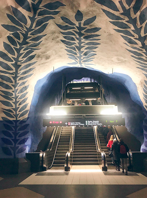 Единственное в Швеции метро находится в Стокгольме. Туристы ходят туда как в музей. На фото — T-Centralen