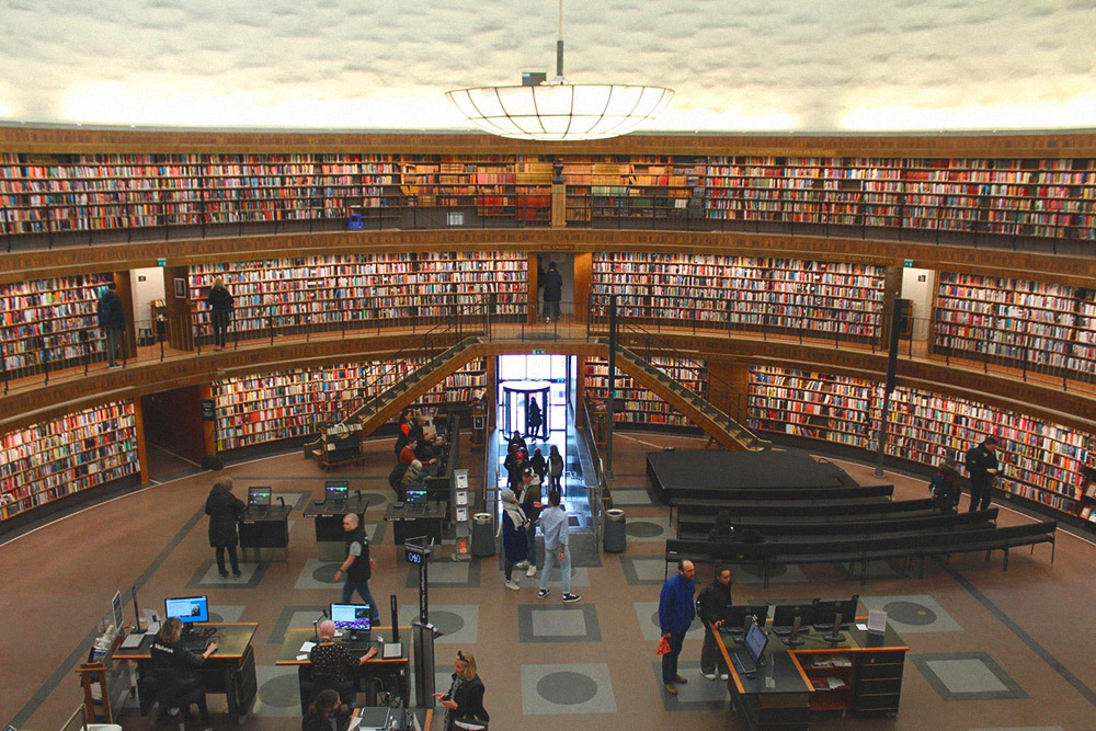 На станции Rådmansgatan находится одно из моих любимых мест города — Стокгольмская библиотека. Вход свободный, но получить читательский билет могут только резиденты страны. Остальные могут только фотографировать и медитировать