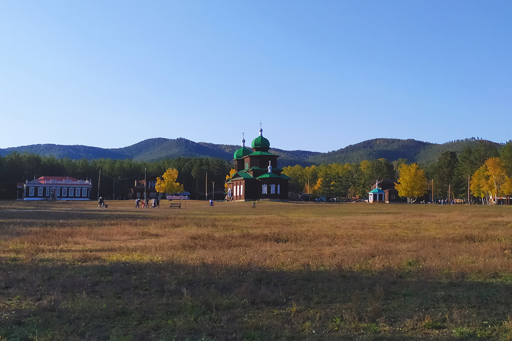 Вид на старообрядческую Никольскую церковь, которая встречает всех посетителей музея