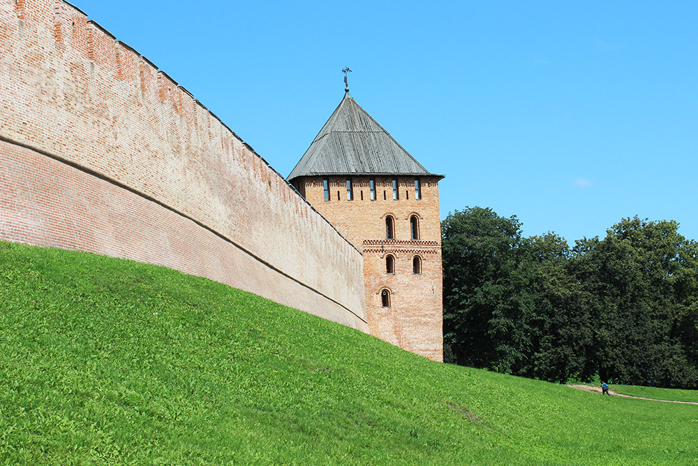 К стенам Новгородского кремля можно подойти вплотную. Большинство башен закрыты для&nbsp;посещения
