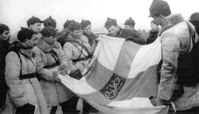 Красноармейцы с захваченным флагом Финляндии