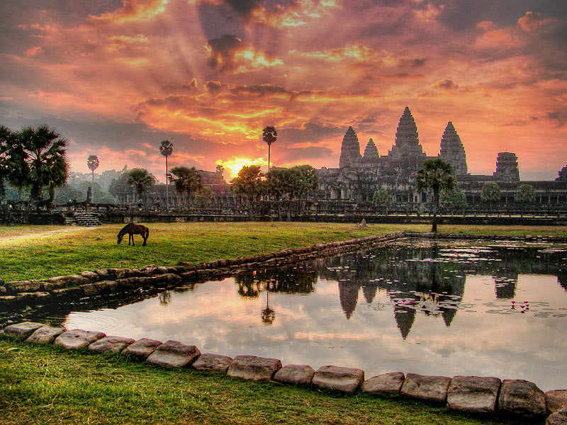 Древний красивый храм Ангкор-Ват в Камбодже
