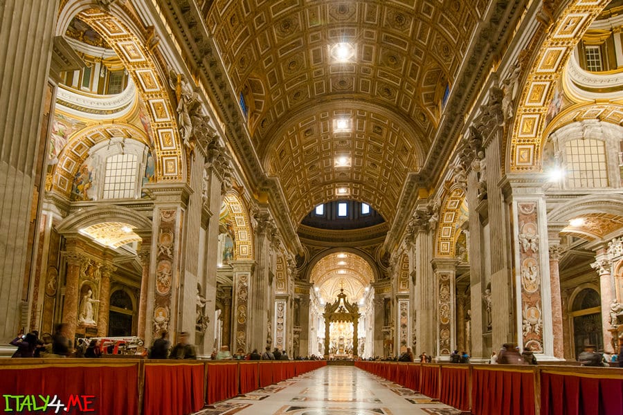 Внутри собора Святого Петра в Ватикане