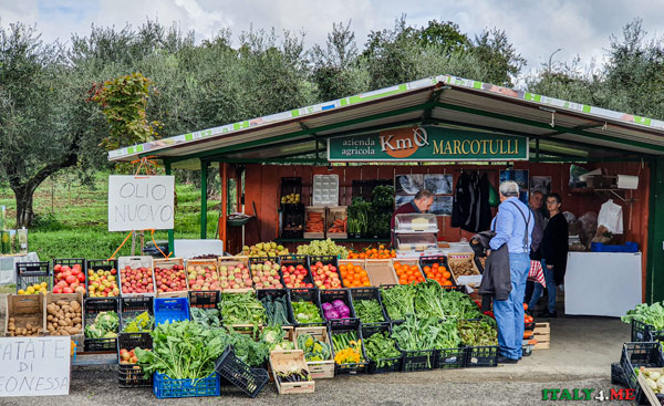 Фермерская лавка у дороги с местными продуктами в регионе Лацио