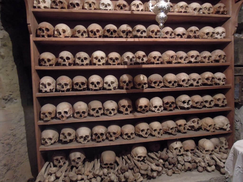 Костница: в кладовке хранятся черепа и кости монахов Костница в Мегала Метеоре