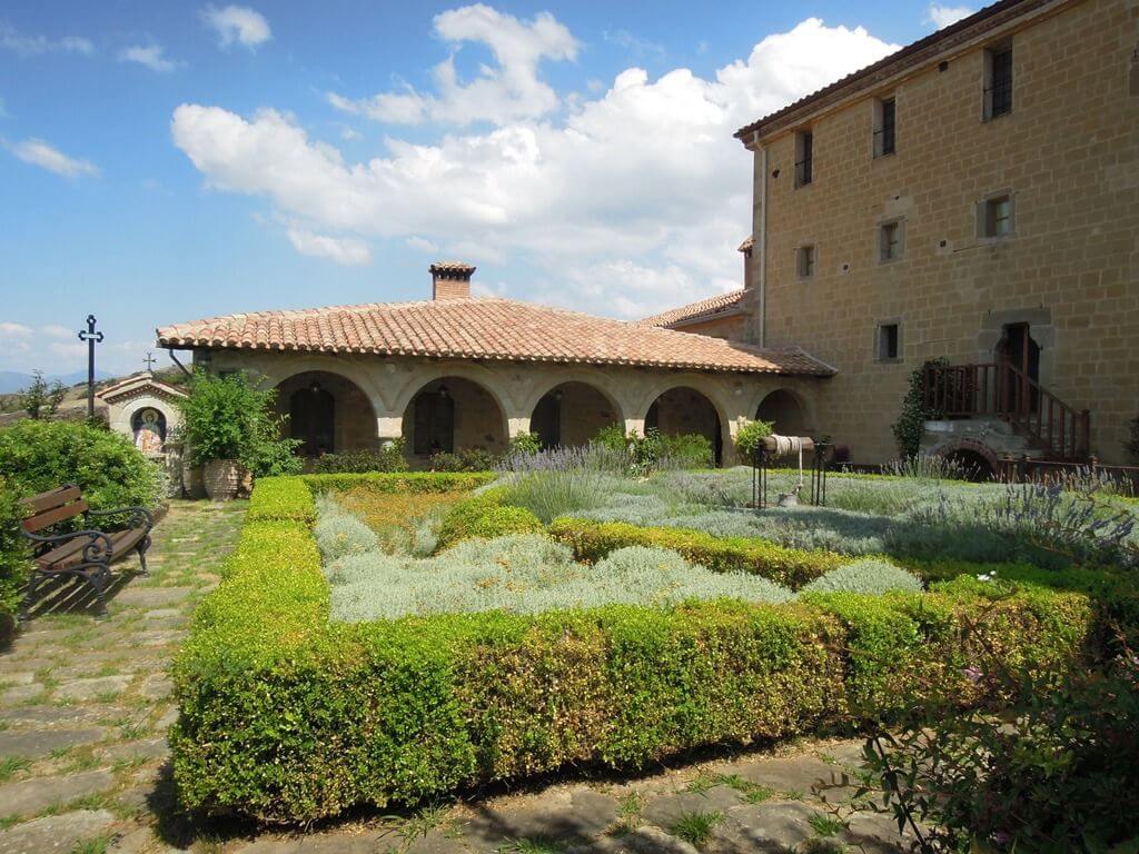 Фото декоративных кустов на территории монастыря Святого Стефана На территории монастыря Святого Стефана