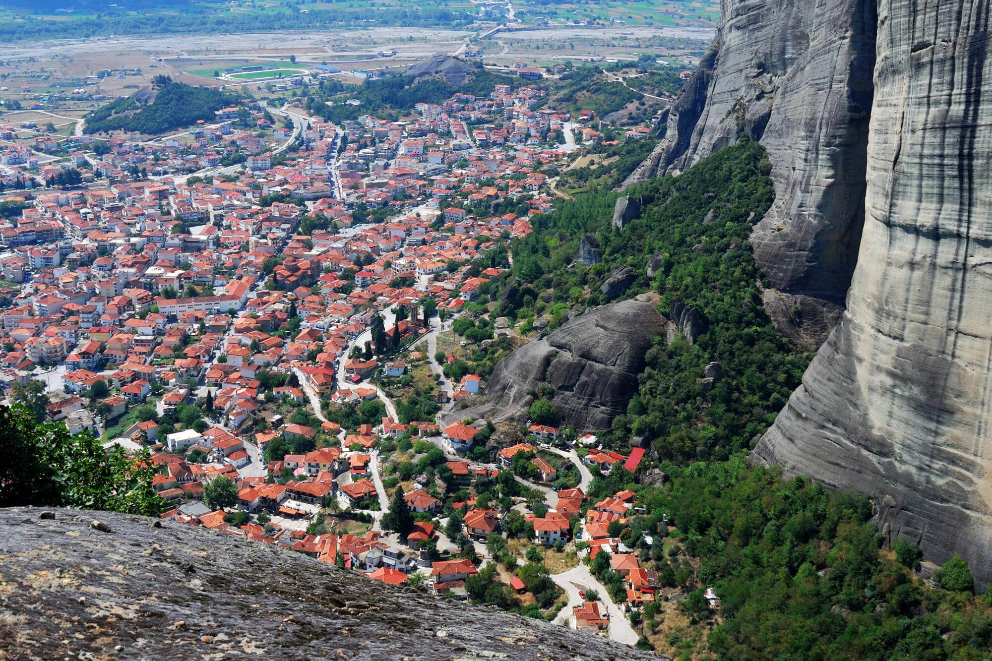 Фото вида на город Каламбака из монастыря Святой Троицы в Метеорах Вид на город Каламбака из монастыря Святой Троицы в Метеорах