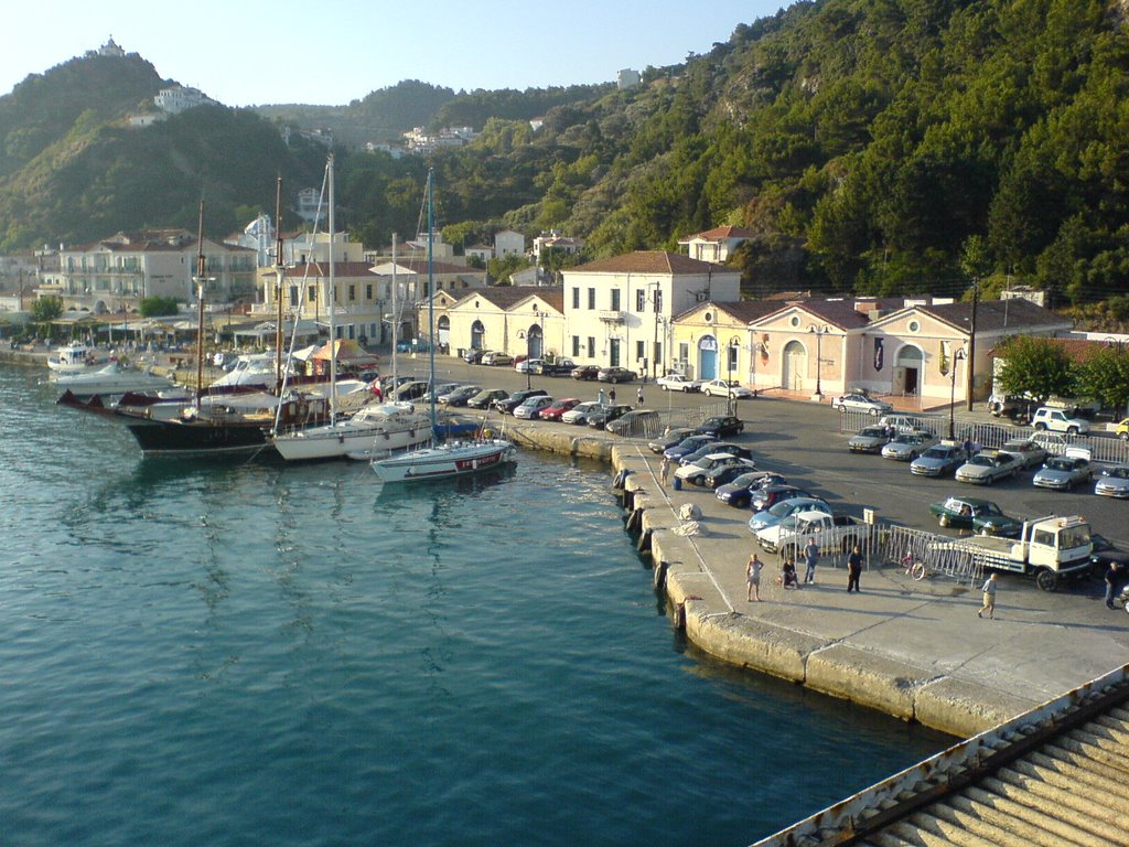 Порт Карловаси на острове Самос