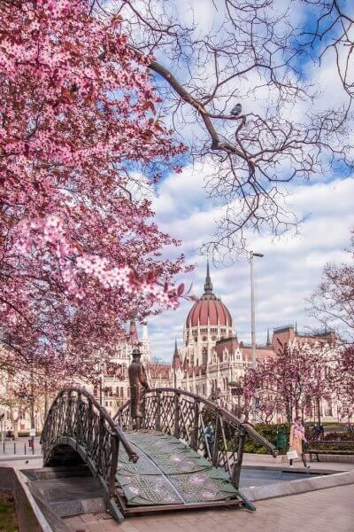 Вид на весенний Будапешт