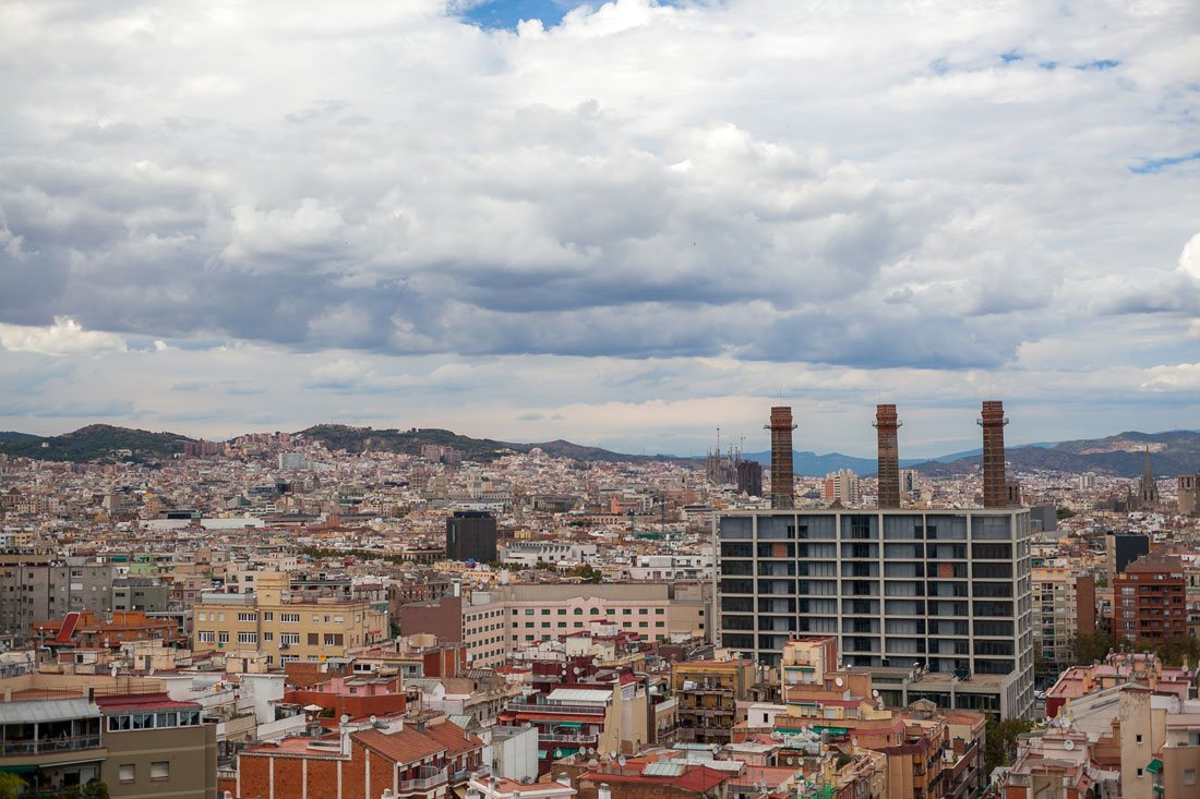 Вид с Монжуика на окрестности Барселоны