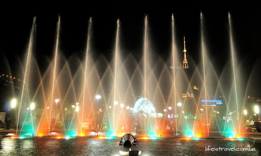 фонтаны возле моста Мира в Тбилиси