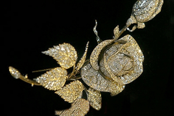 Платиновая роза, украшенная 1466 бриллиантами, представлена в Алмазном фонде Кремля