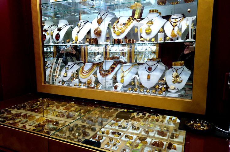 В пражских ювелирных магазинах можно купить изделия из янтаря и т.д.