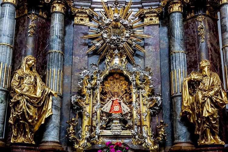 Пражский Езулатко обитает в Храме Девы Марии Победоносной