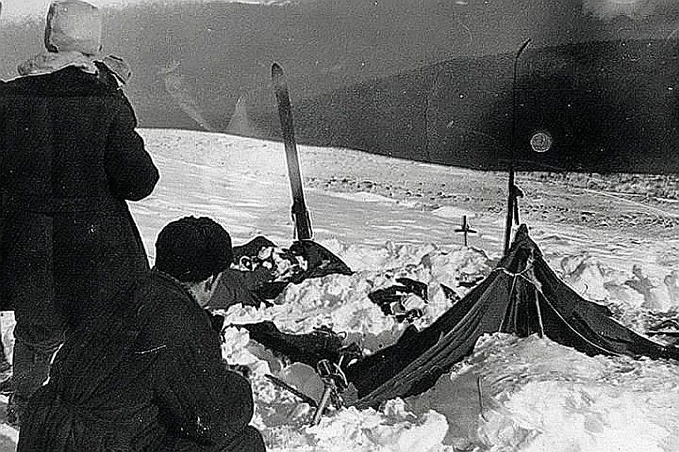 В таком виде поисковая группа нашла палатку погибших туристов в 1959 году. Фото: из материалов дела 1959 года. 