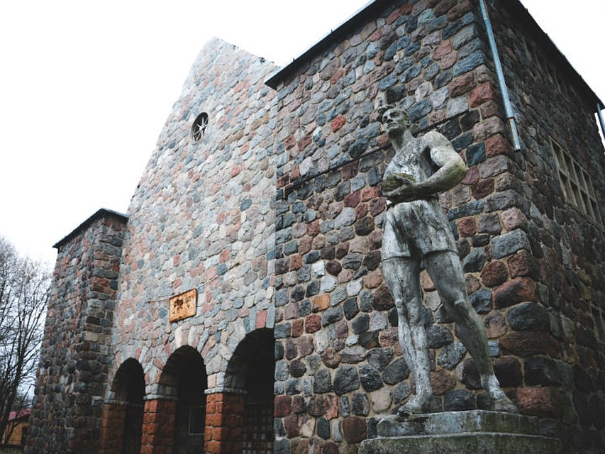 Судьба у здания похлеще, чем у героя приключенческого романа. Фото: Илья КРУШЕВСКИЙ