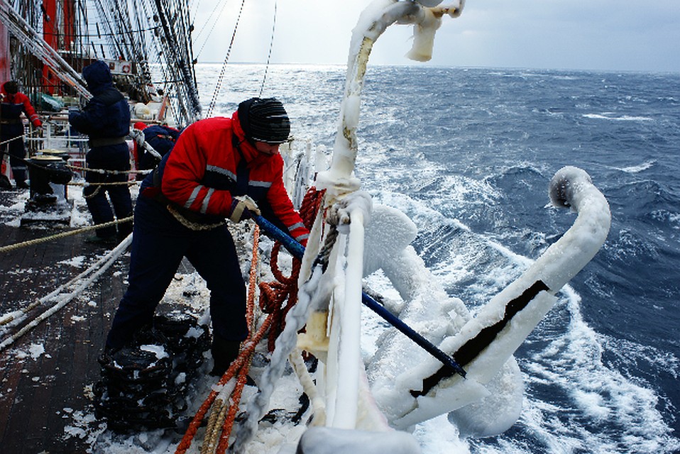 У берегов Дальнего Востока команда барка столкнулась с сильнейшим снегопадом, штормовым ветром и обледенением палубы. Фото: Леонид Круглов. 