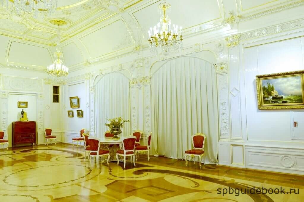 Фото интерьера "Орловского" зала Мраморного дворца в Санкт-Петербурге.