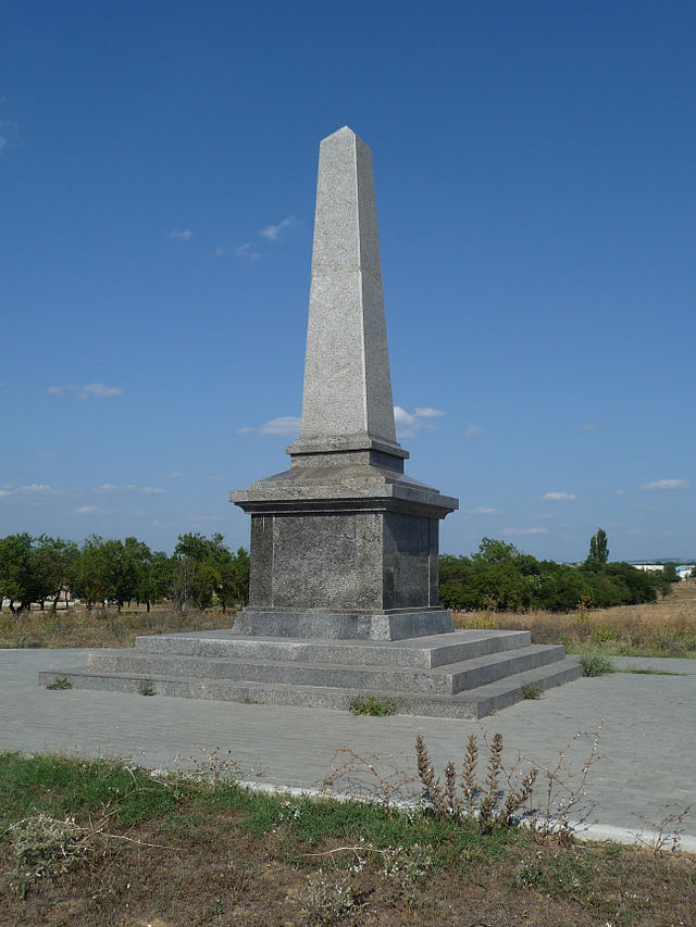 Памятник британцам, павшим в Крымской войне 1854 1856. Памятник установлен неподалеку от Сапун-Горы возле дороги Севастополь-Балаклава в связи со 150-летием окончания Крымской войны