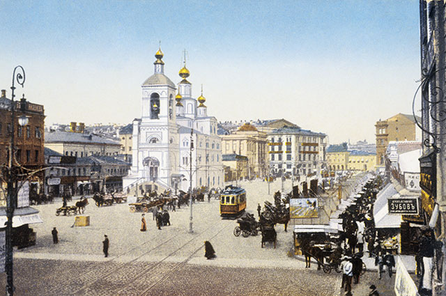 Улица Охотный ряд в Москве. Слева — церковь Параскевы Пятницы (снесена в 1928 г., теперь на этом месте Госдума), справа — торговые ряды.