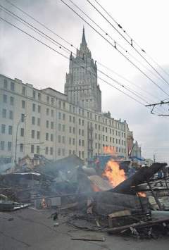 Апофеозом конфликта стали бои на улицах Москвы, в ходе которых погибли свыше 150 человек. фото: РИА-Новости
