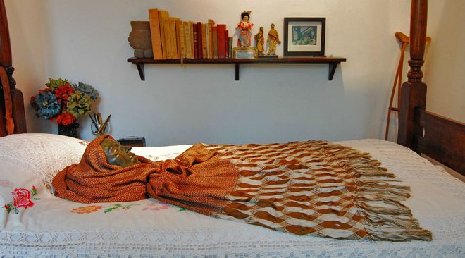 Кровать и посмертная маска Фриды Кало
